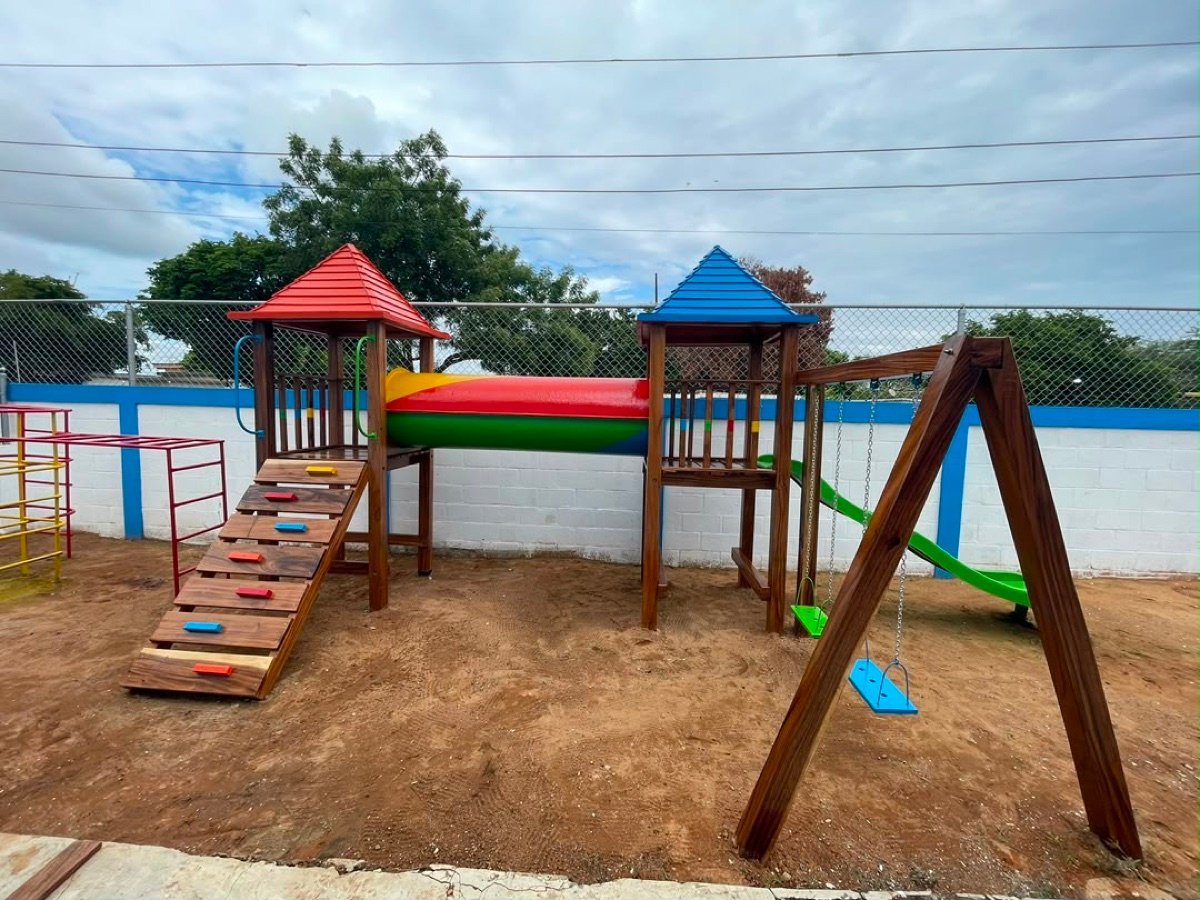 Parque infantil de madera instalado en un área residencial